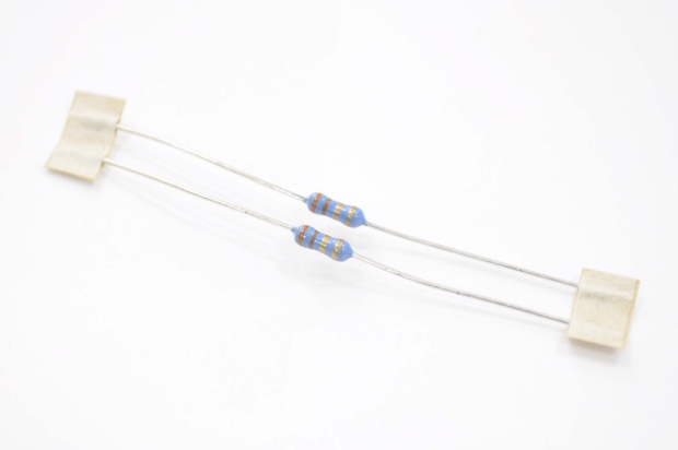 Резистор   0.25W         3.3 OM
