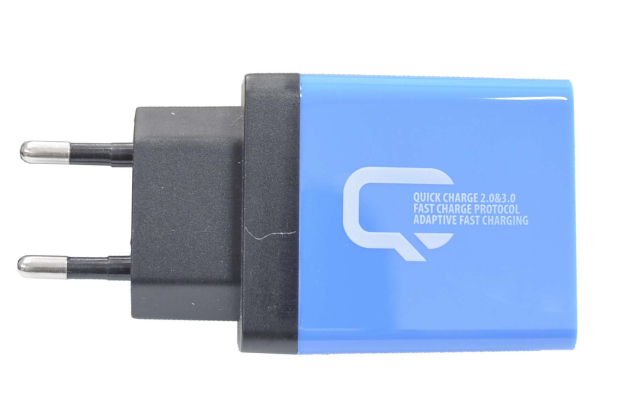 24348 Сетевое зарядное устройство Qumo Quick Charge 3USB, 4.2A, синий (Charger 0019)