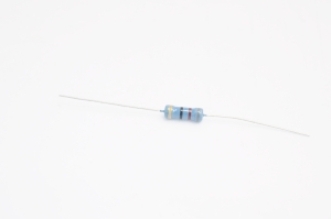 Резистор   0.5W     82 OM